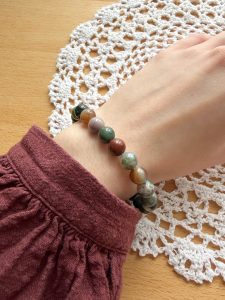 Bracelet boule 8mm agate indienne porté