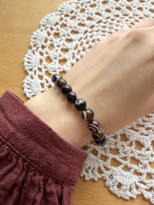Bracelet boule 8mm agate œil porté