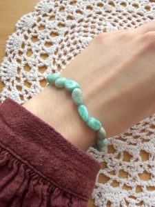 Bracelet pierres roulées amazonite porté